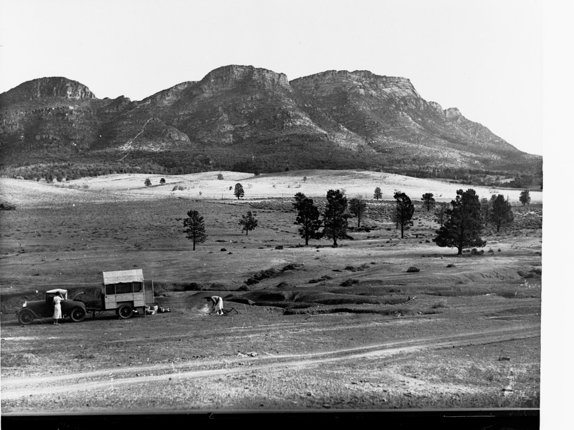 Flinders Ranges showing campers about to set up campsite