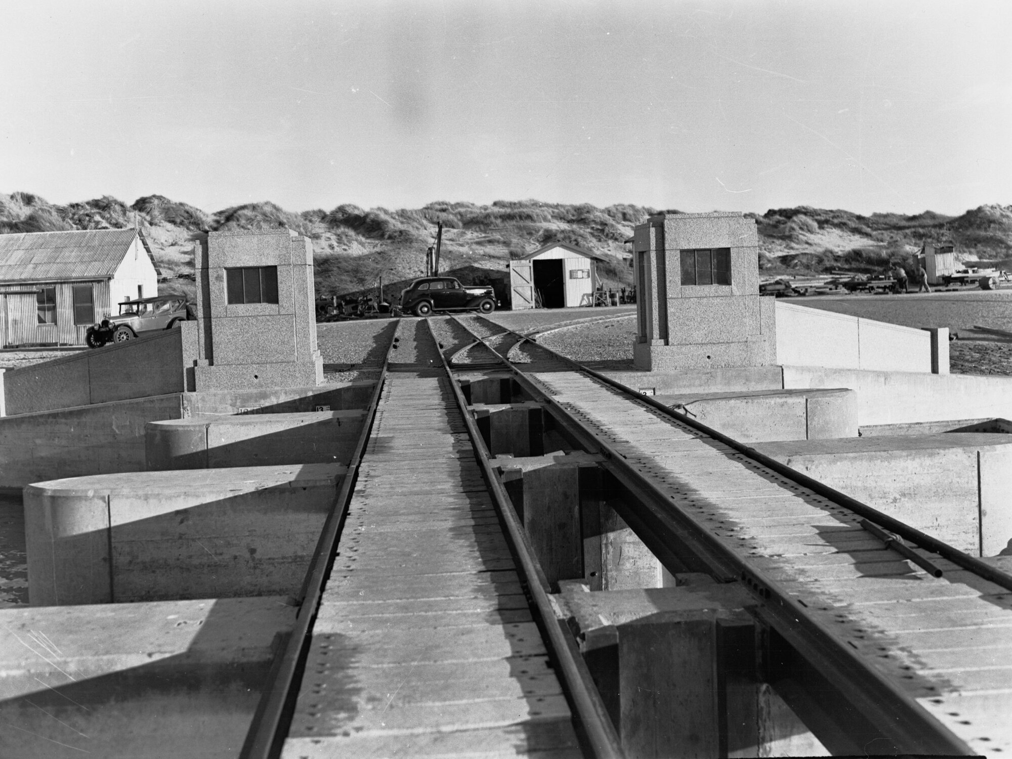 Goolwa Barrage, also showing automobiles