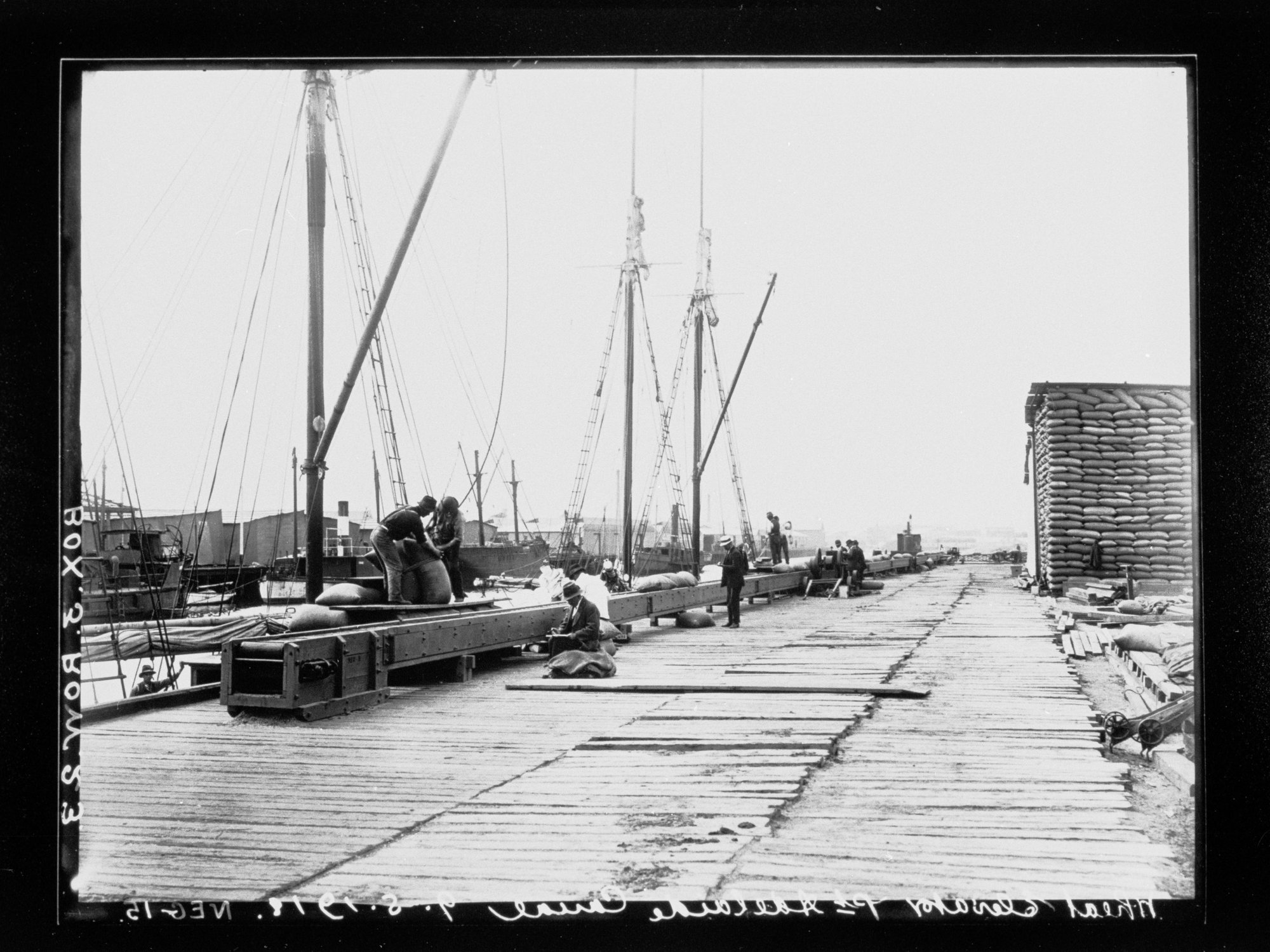 Unloading bags from the schooner "Gerard", Port Adelaide 1918