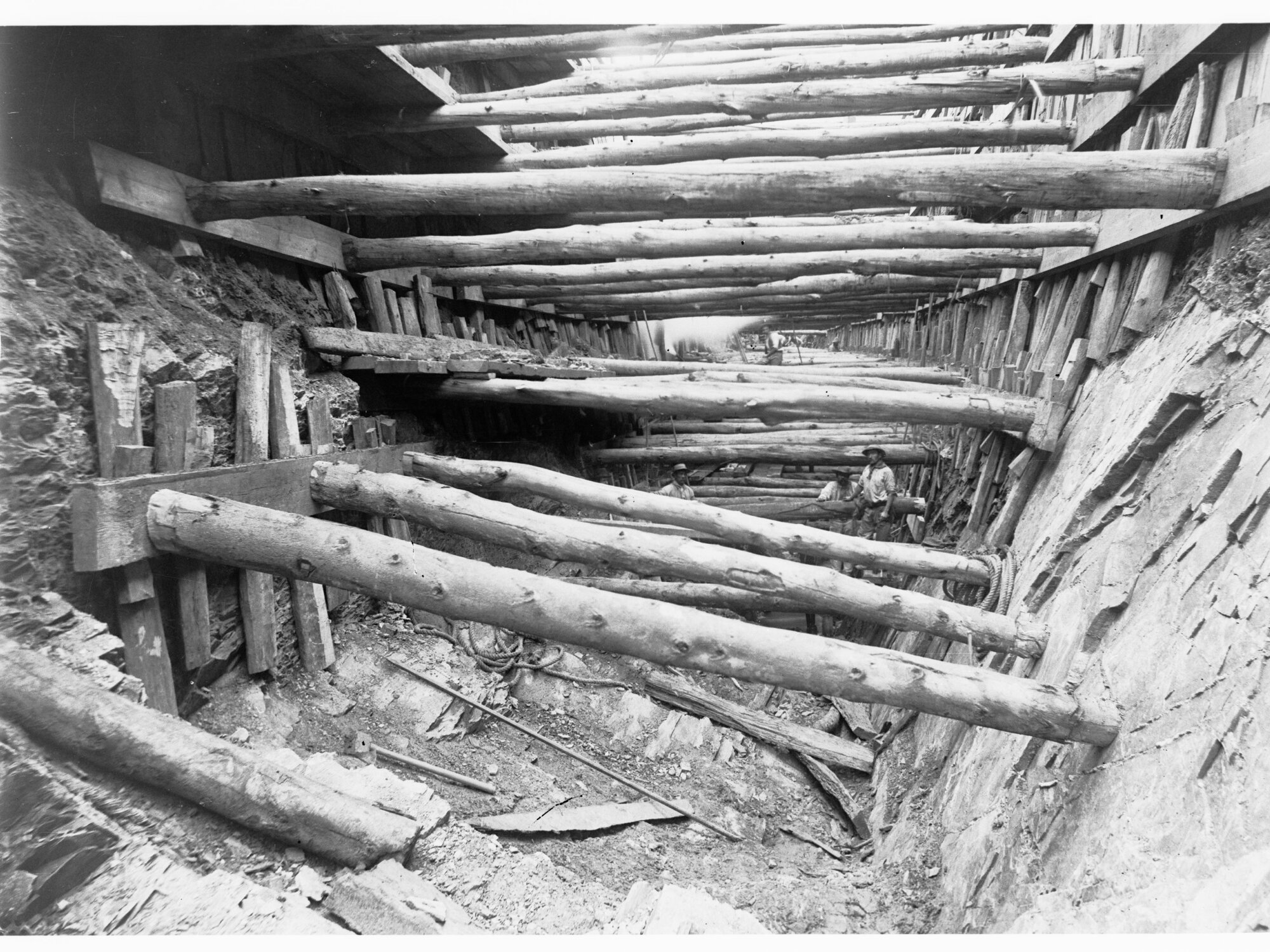 Bundaleer - puddle trench showing timbers - men at work