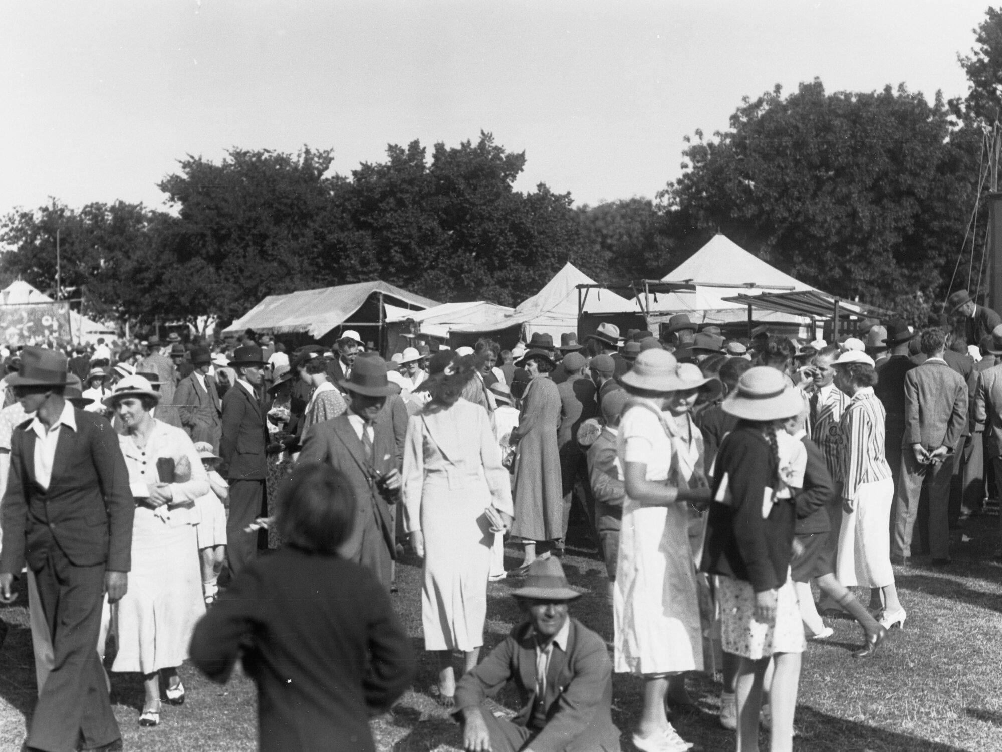 Henley on Torrens showing crowds
