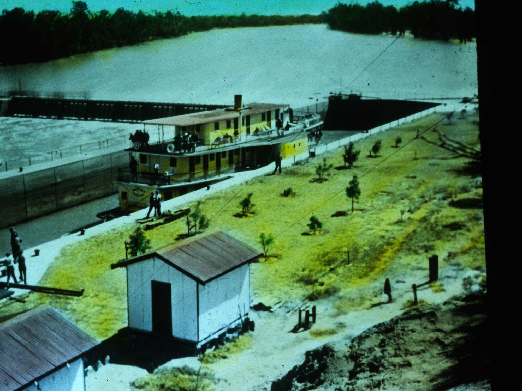 Paddlesteamer Marion in a Lock