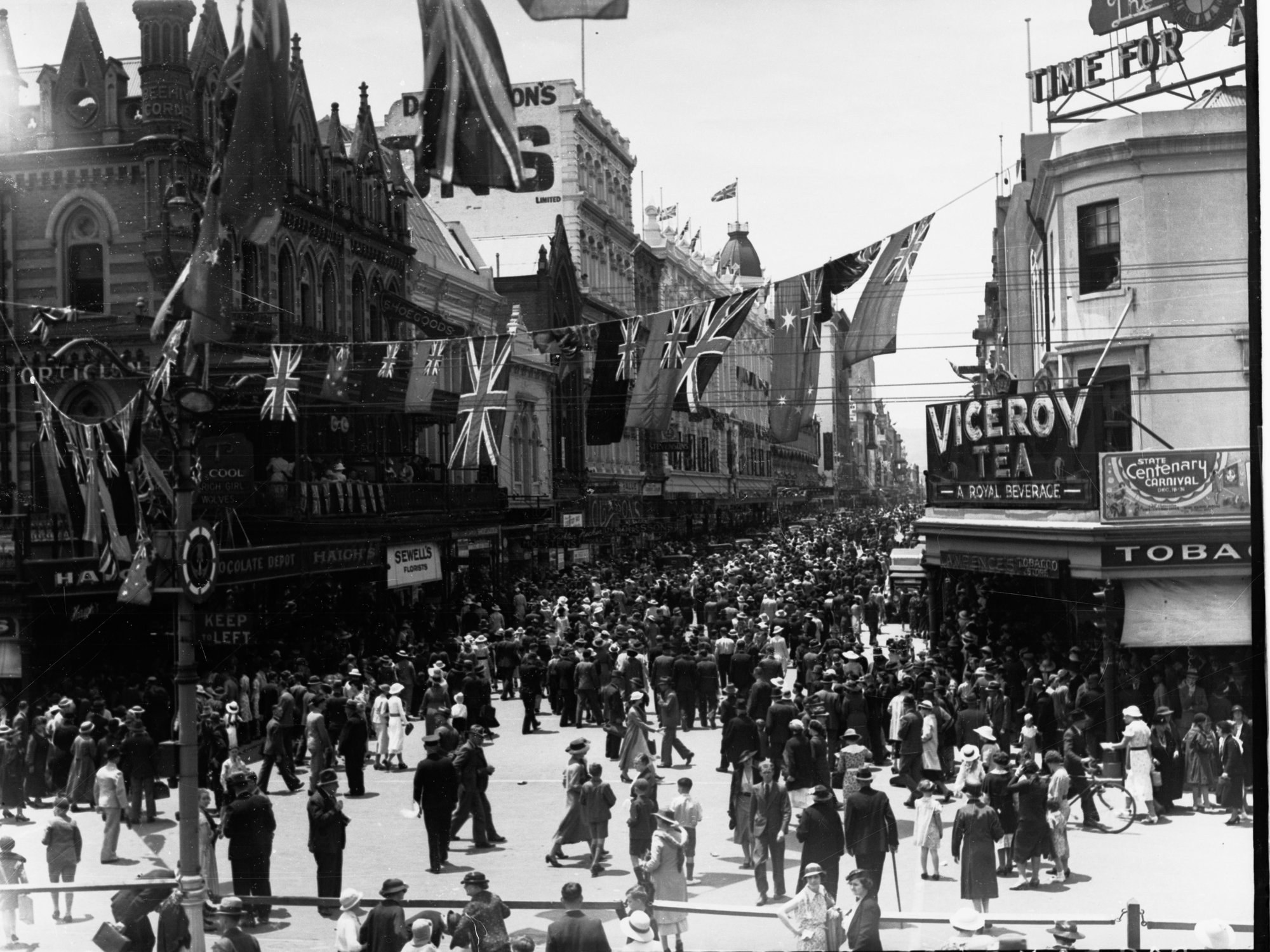 Pageant of progress crowds in Rundle Street for state centenary