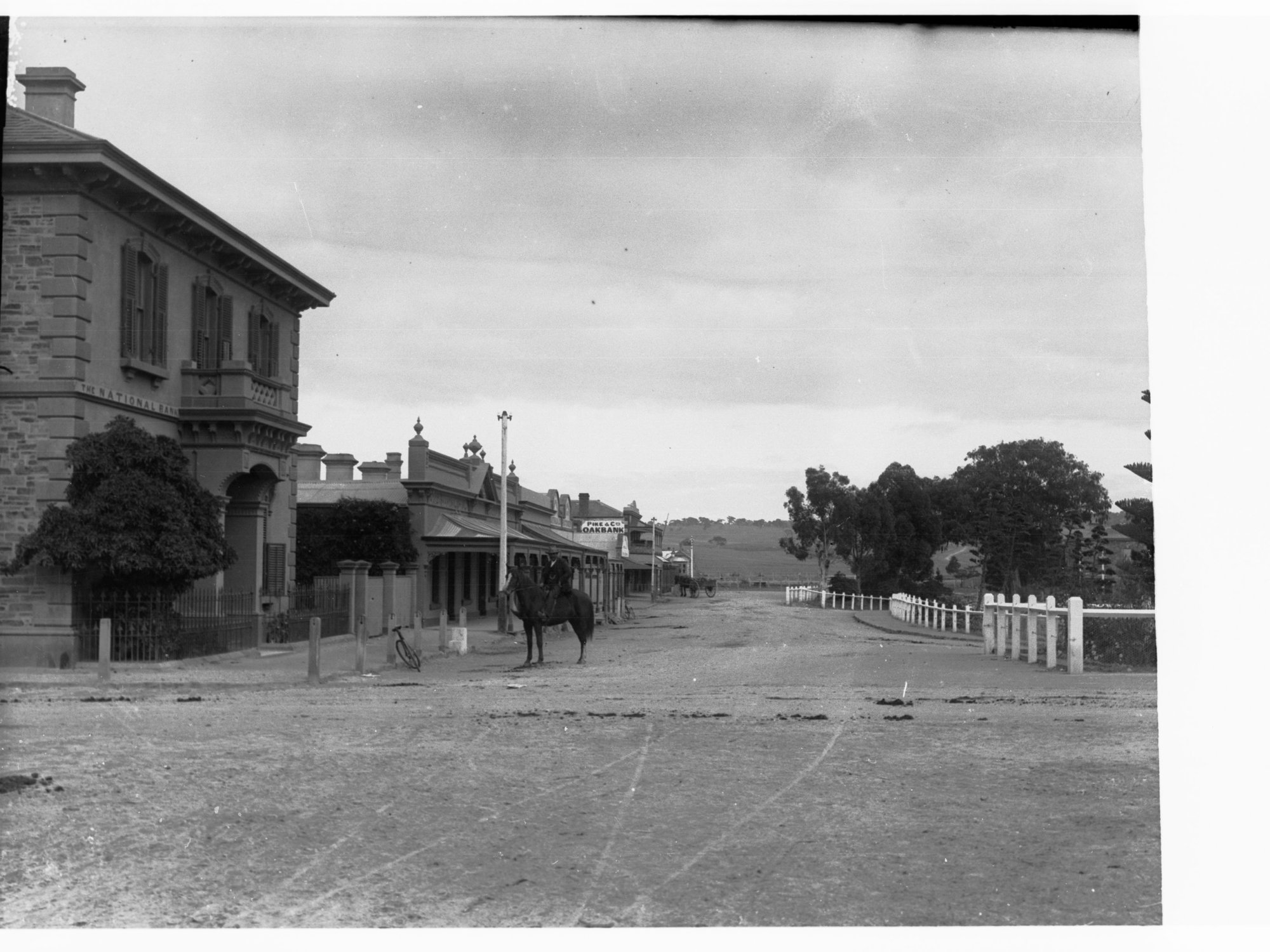 Albyn Terrace, Strathalbyn, showing National Bank