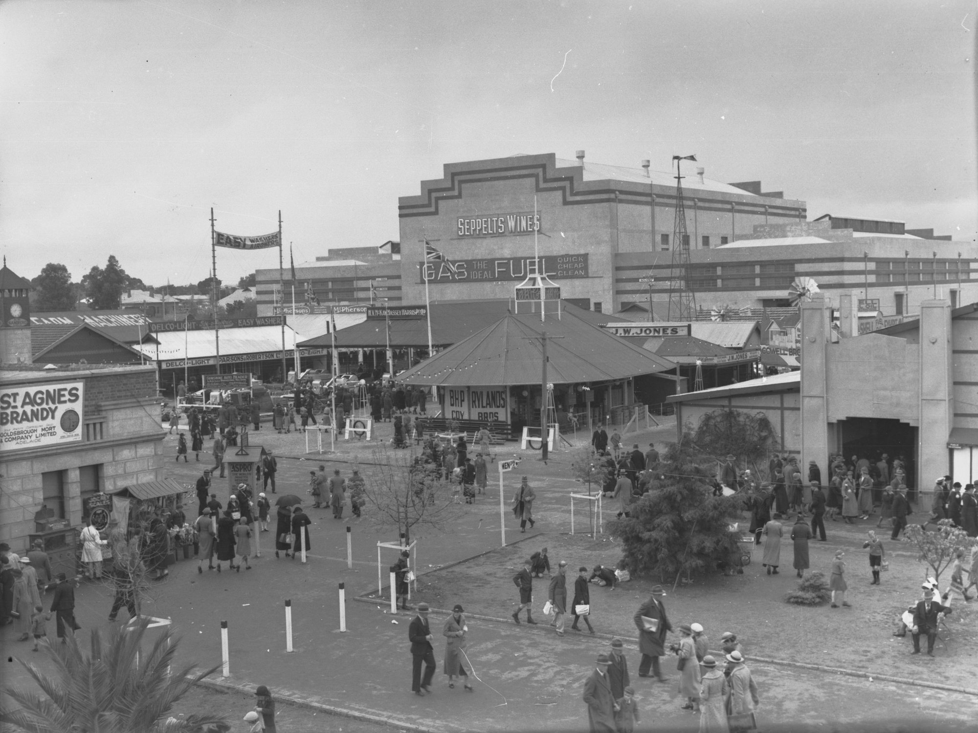 Royal Adelaide Show showing people