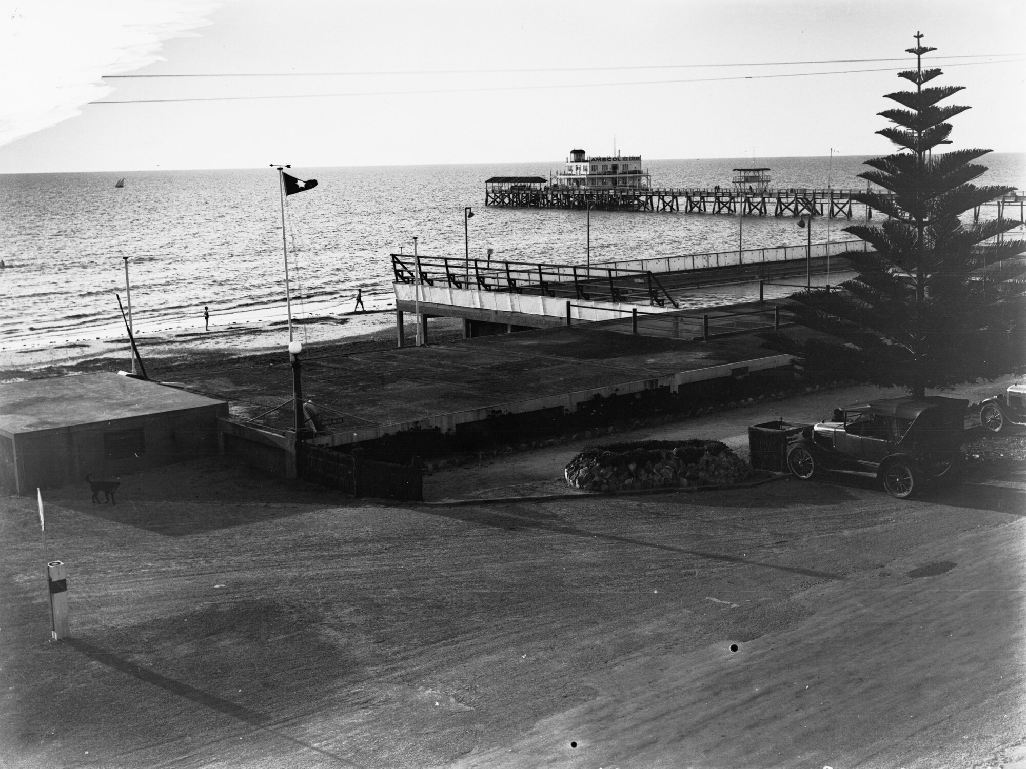 Henley Beach showing jetty