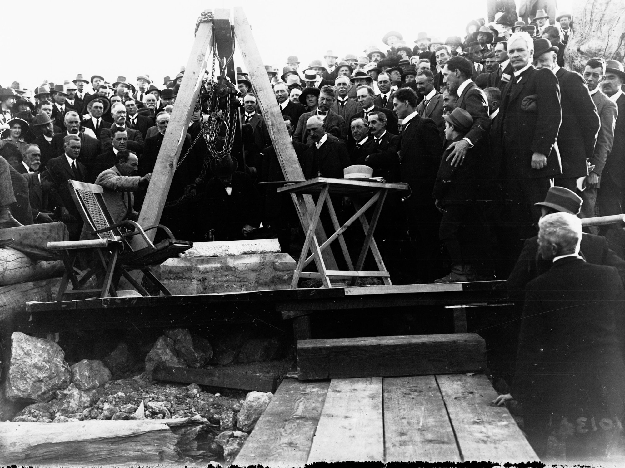Official opening of Randell lock at Blanchetown, lots of people gathered around platform