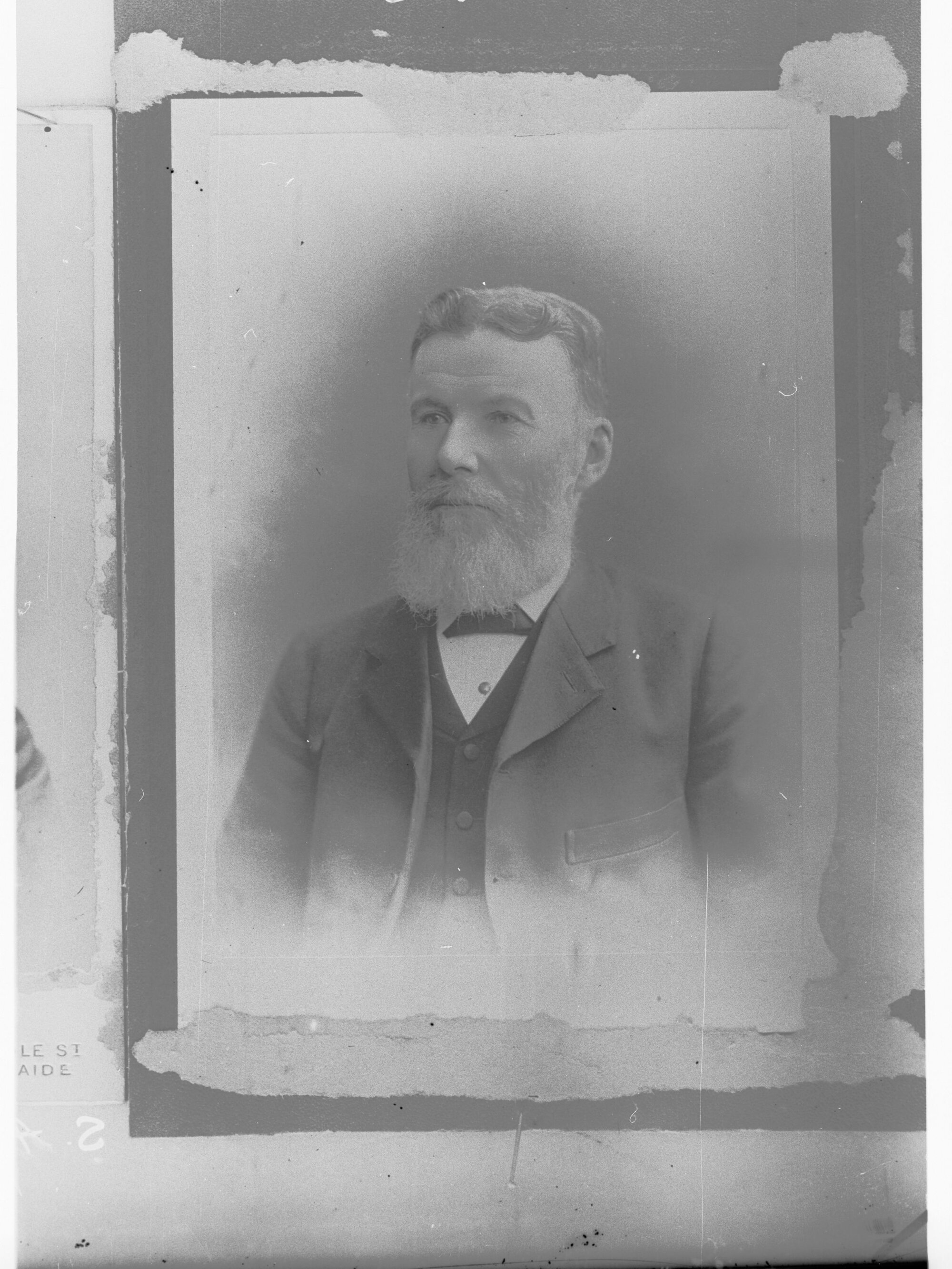Portrait of an unidentified man - no information recorded
