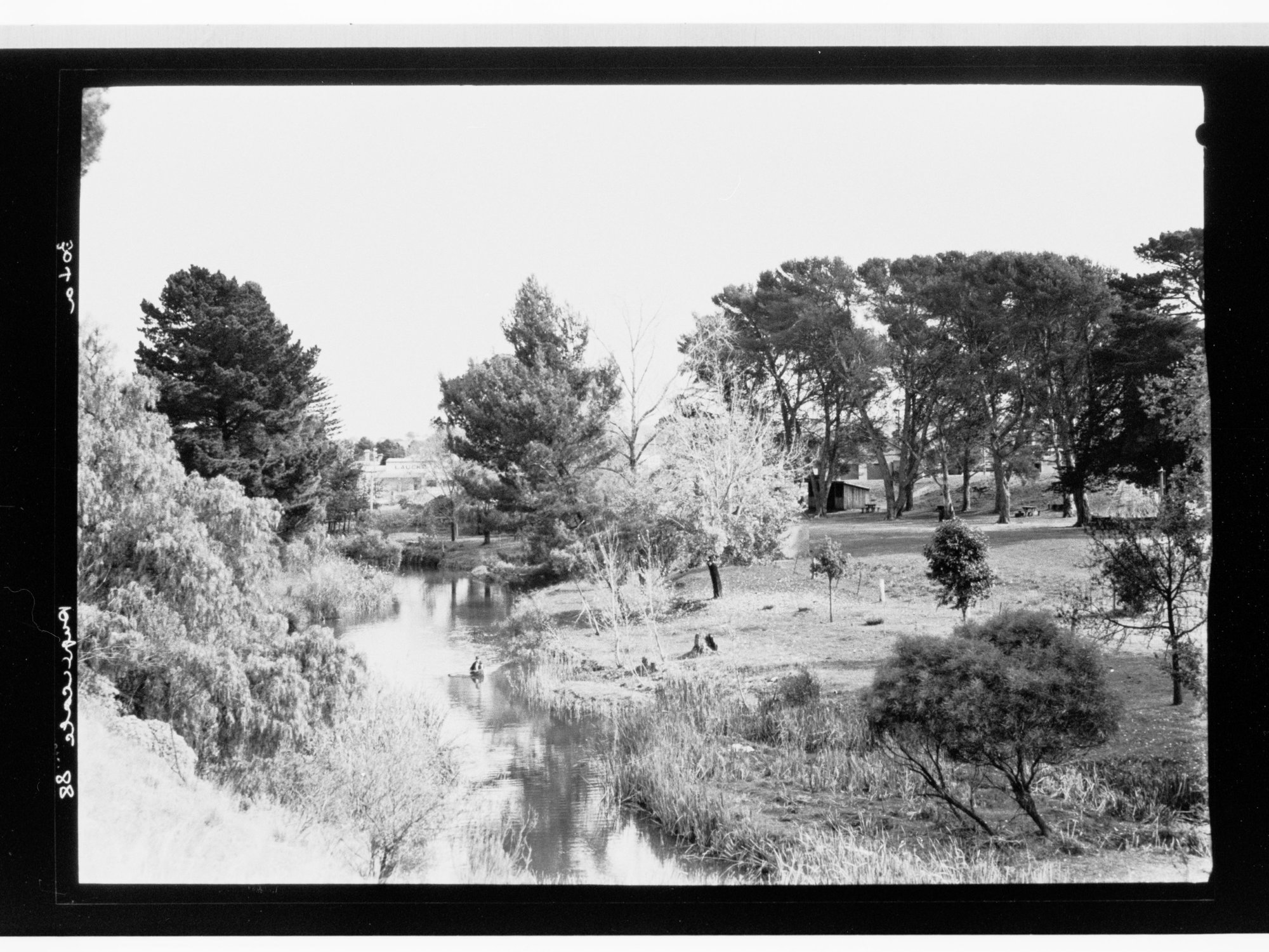 Strathalbyn - park near river