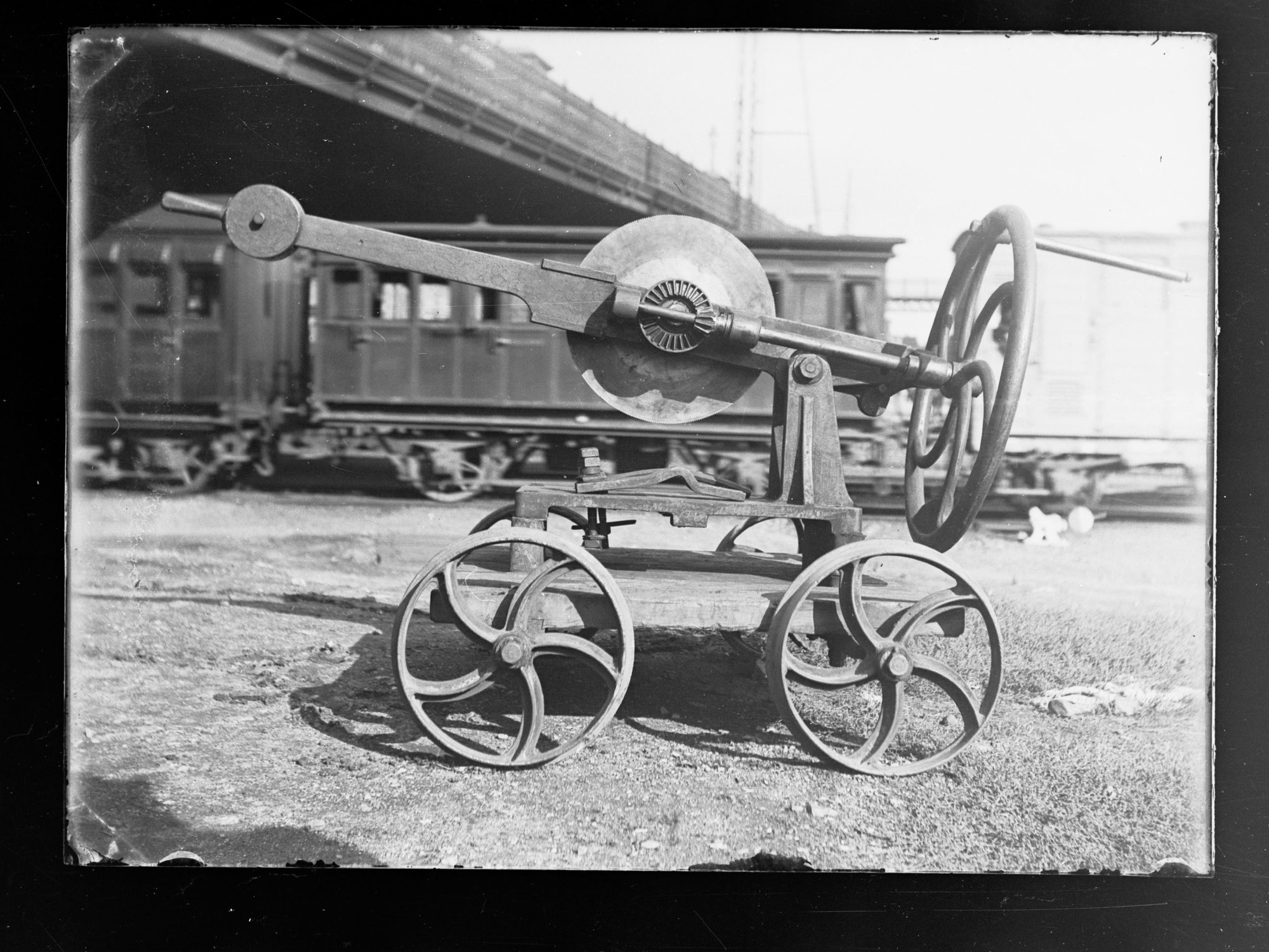 Railway machinery for carriage lifting