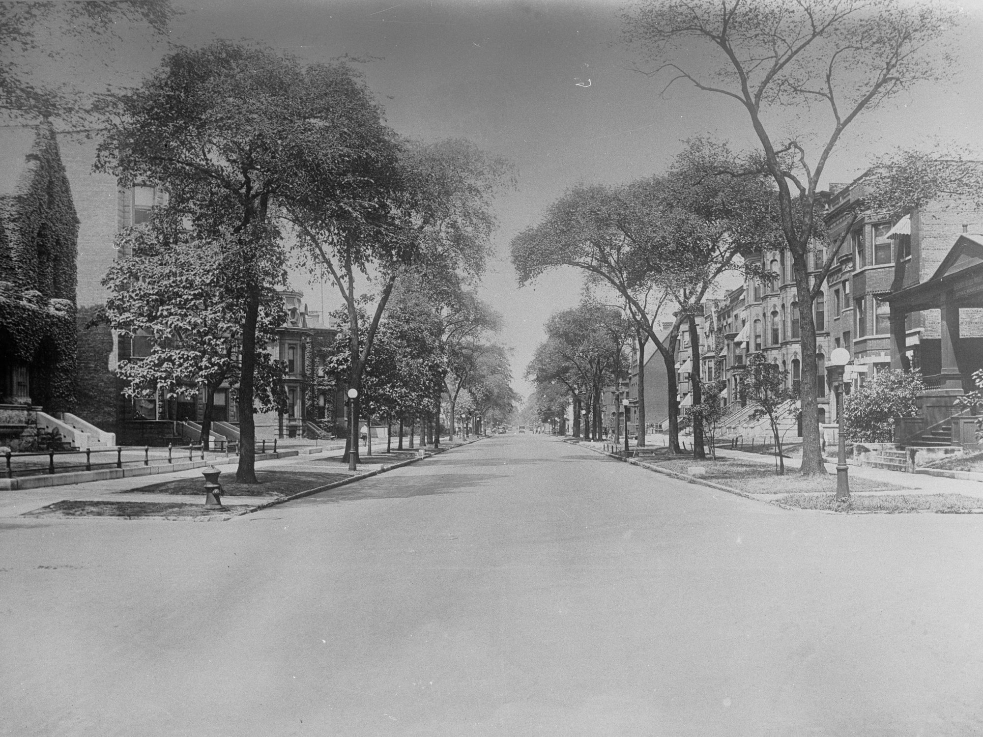 View of street in USA suburb - Town Planning photos USA