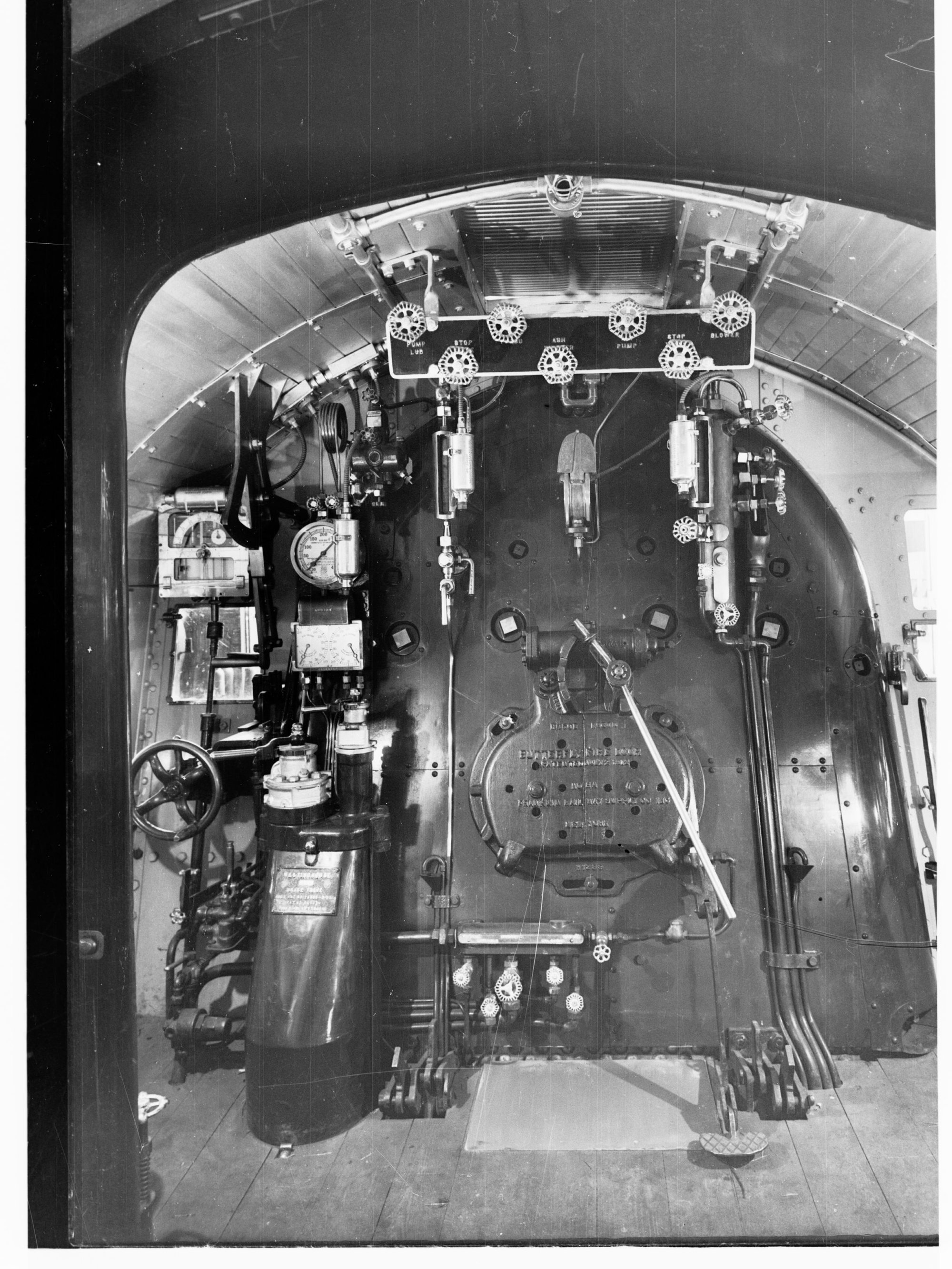 Engine cab of locomotive