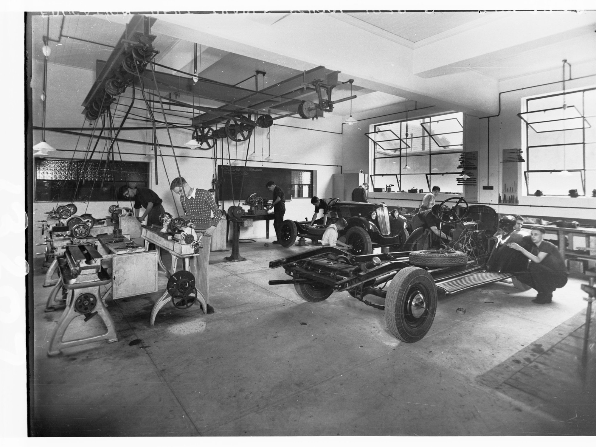 Motor car workshop at the Trades School