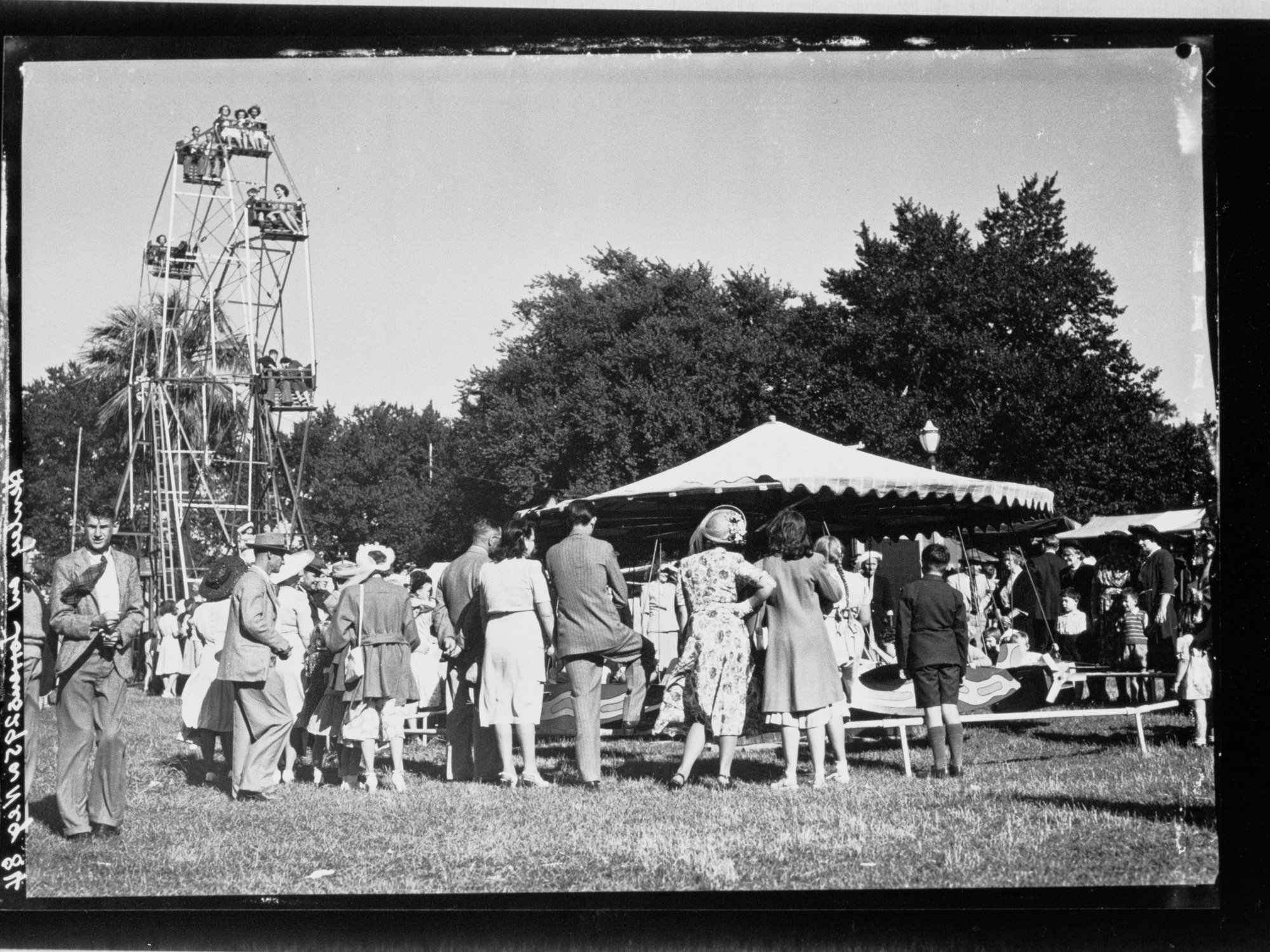 Henley on Torrens - ferris wheel and one of the rides