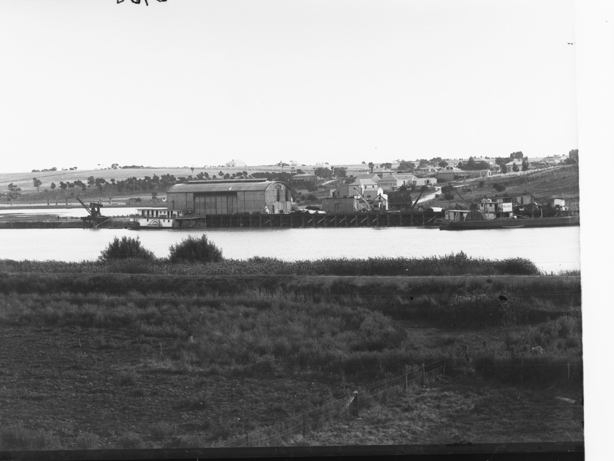 Murray River showing paddlesteamers and part of Murray Bridge township