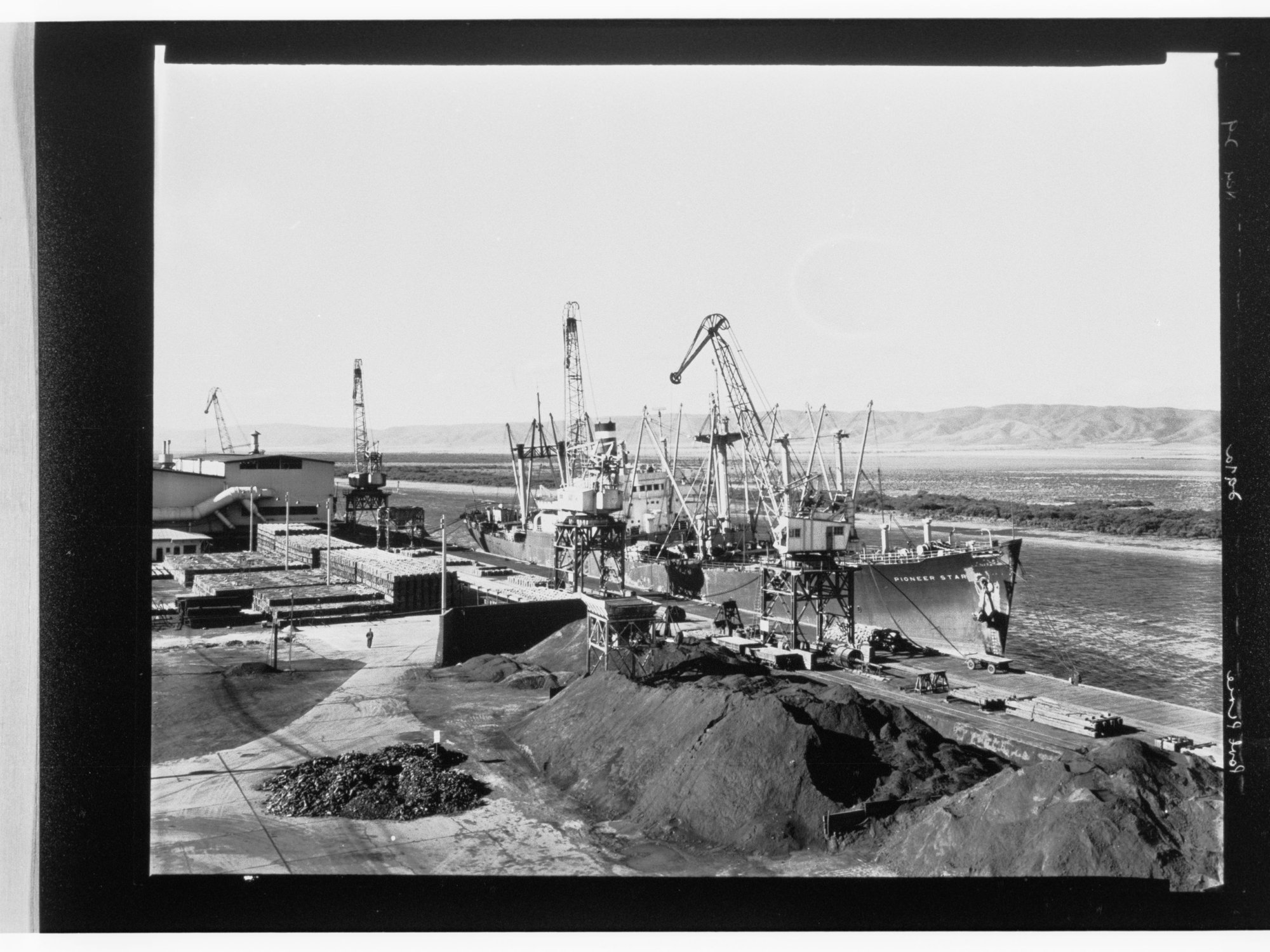 Port Pirie - ship ("Pioneer Star") alongside dock