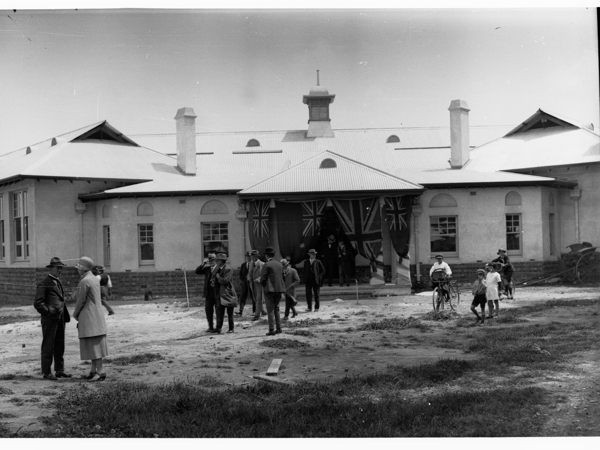 Empire Press Delegates visiting Colonel Light Gardens