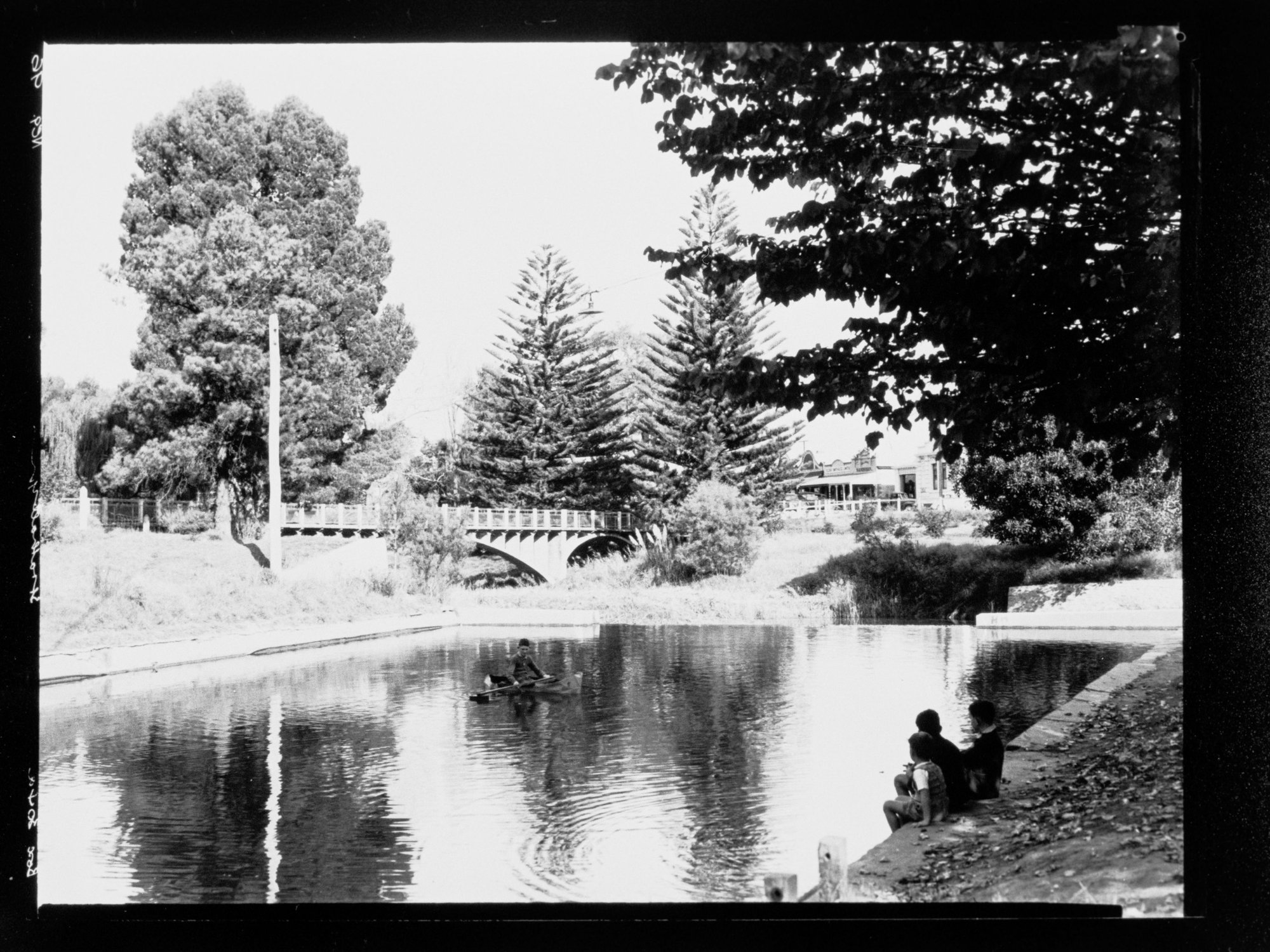Strathalbyn - river &amp; footbridge