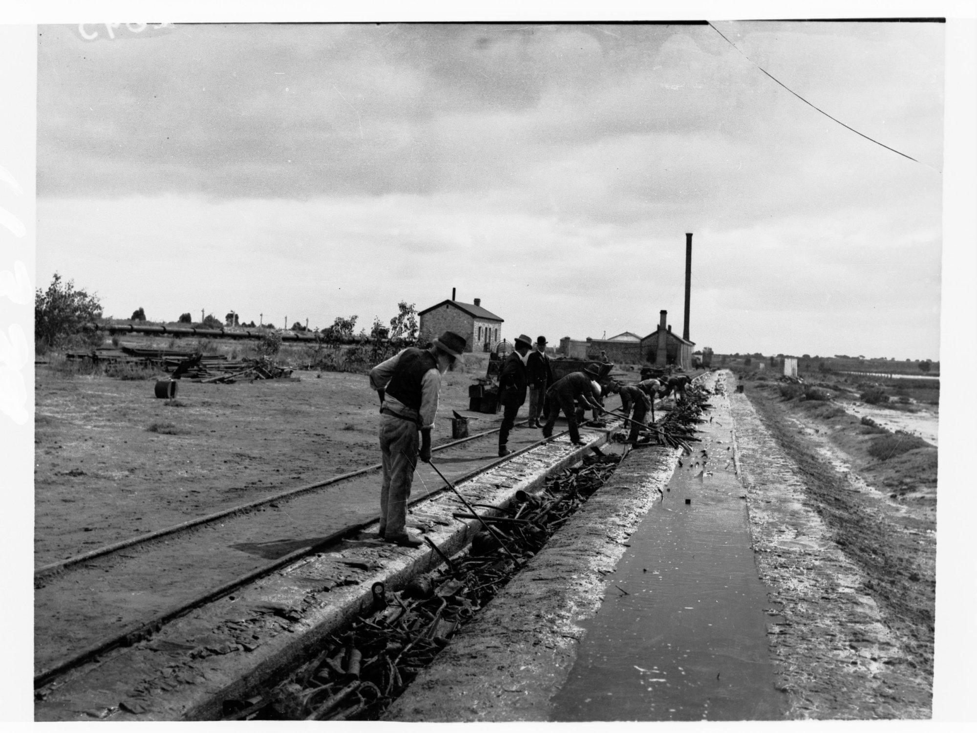 Moonta Mines, clearing up copper precipitate along canals, men working