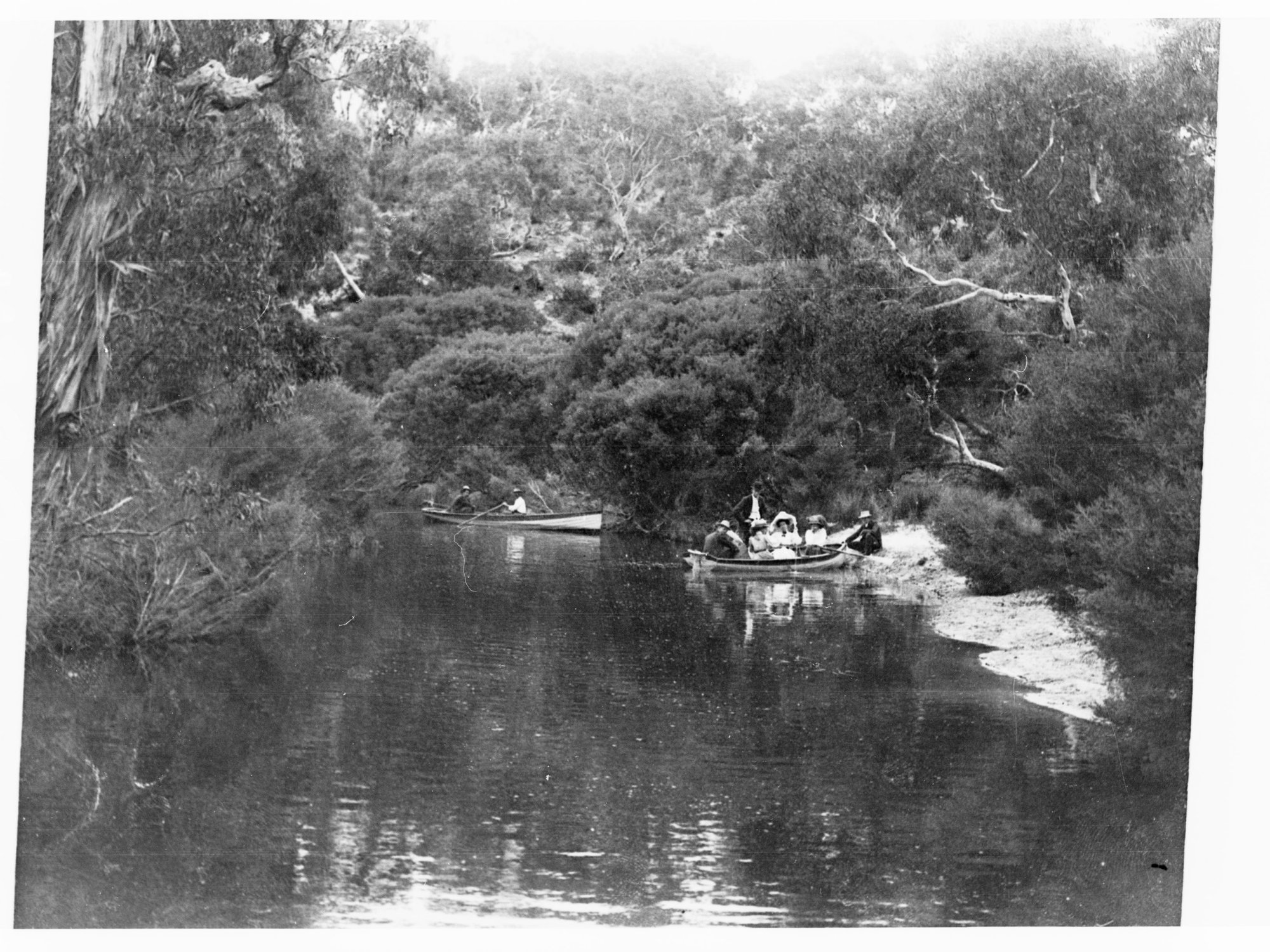 Hindmarsh River at Victor Harbor showing people in row boats