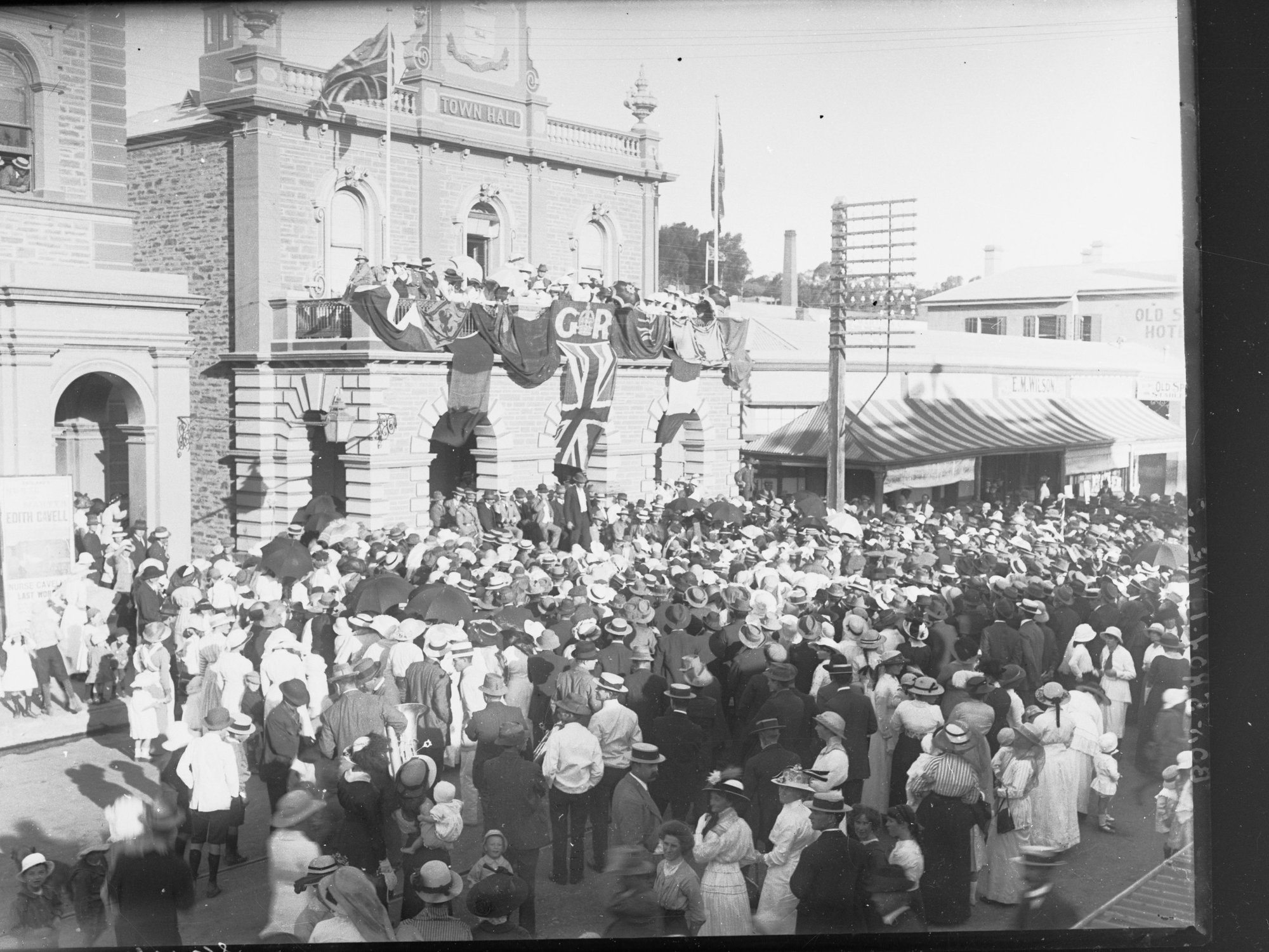 Northern Recruiting tour, crowds gathered outside town hall at Gawler, Northern Districts
