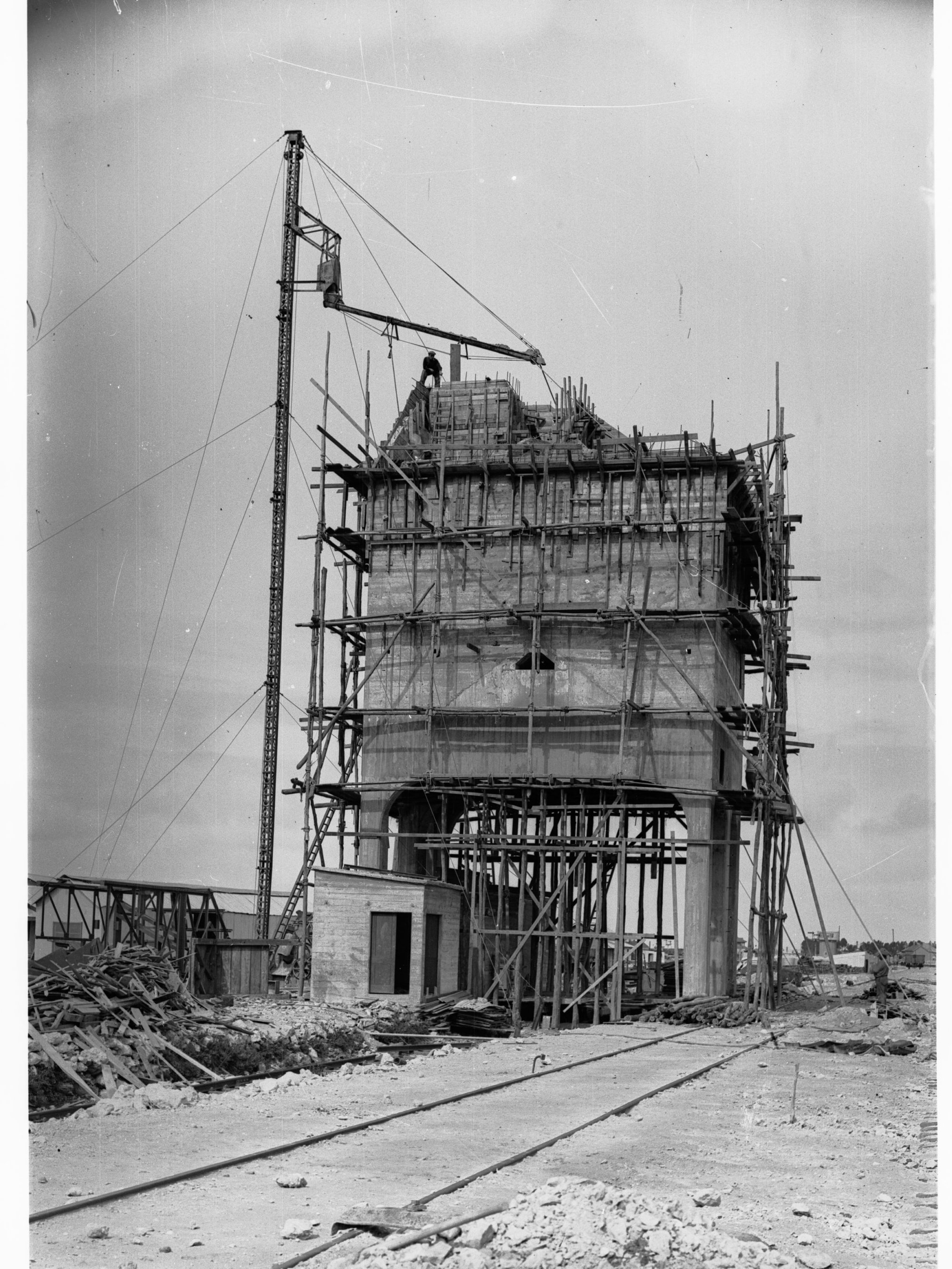 Construction of coal bunker, Tailem Bend