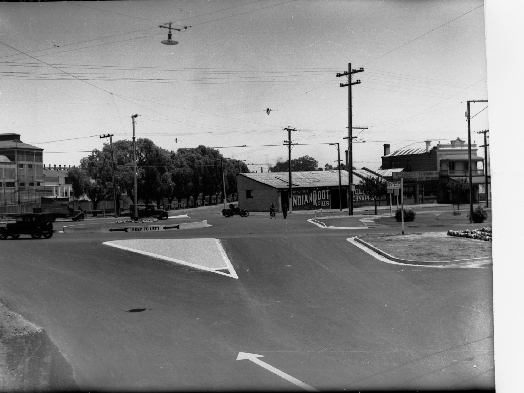 Port Road bridge at Hindmarsh showing automobiles