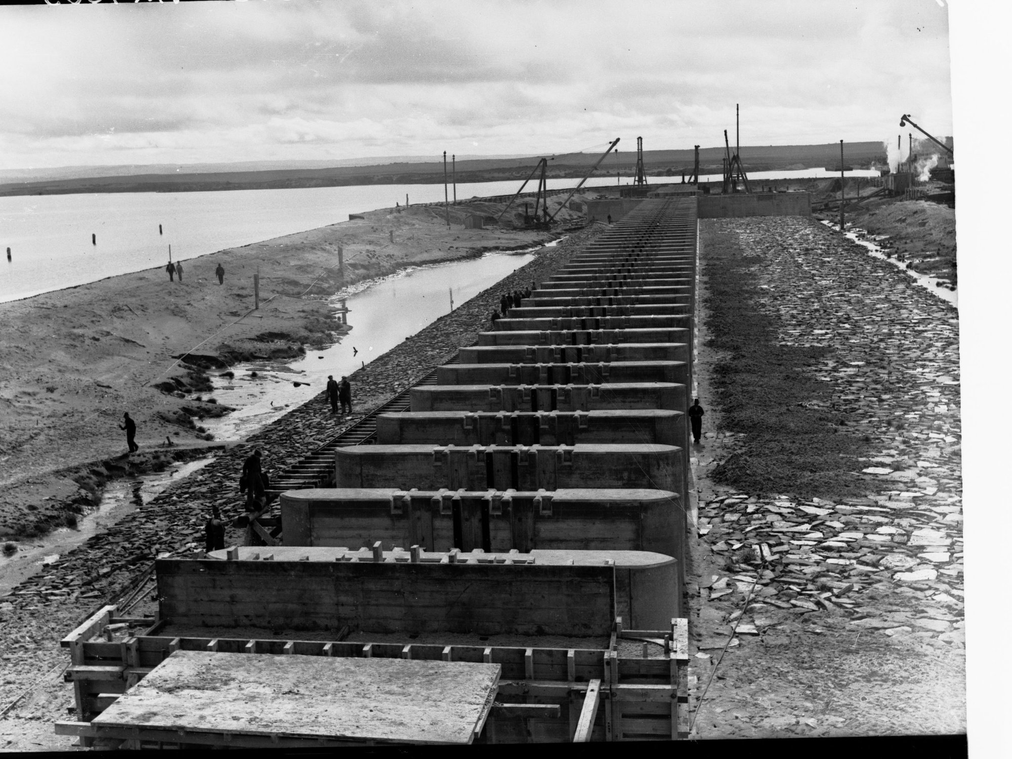 Construction of Goolwa Barrage
