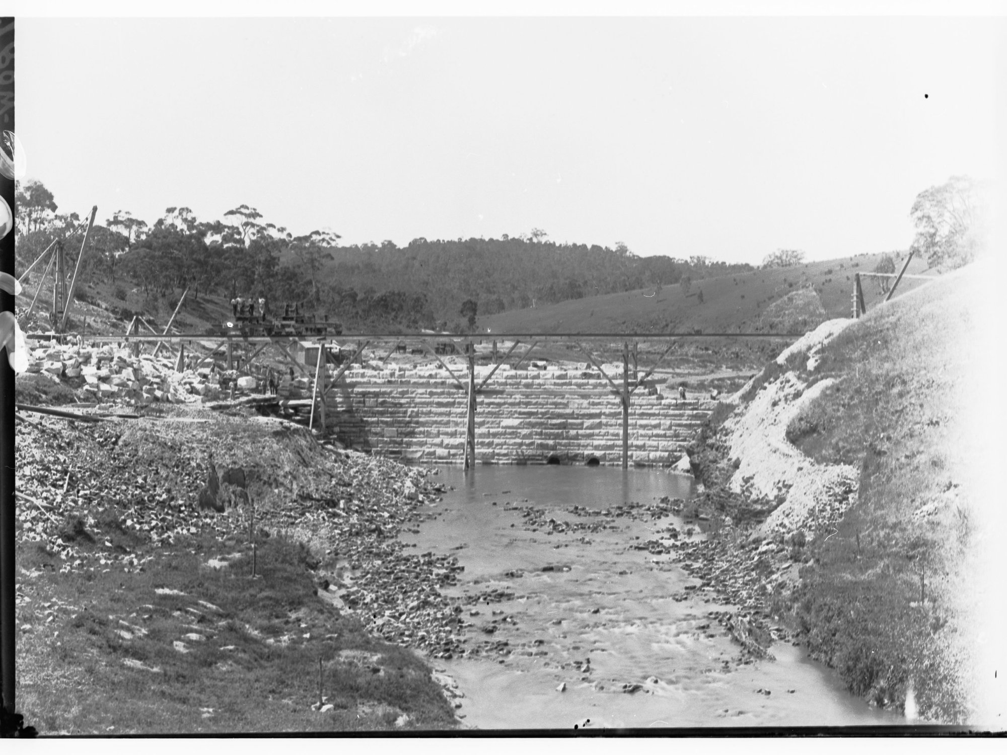 Happy Valley Waterworks - construction of the Clarendon Weir