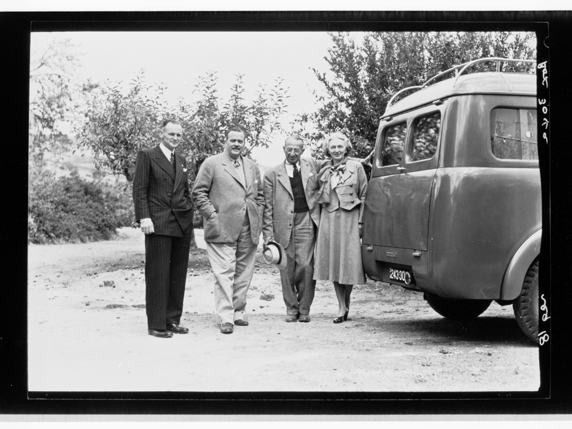 Unknown people (4) behind van - 243.30_