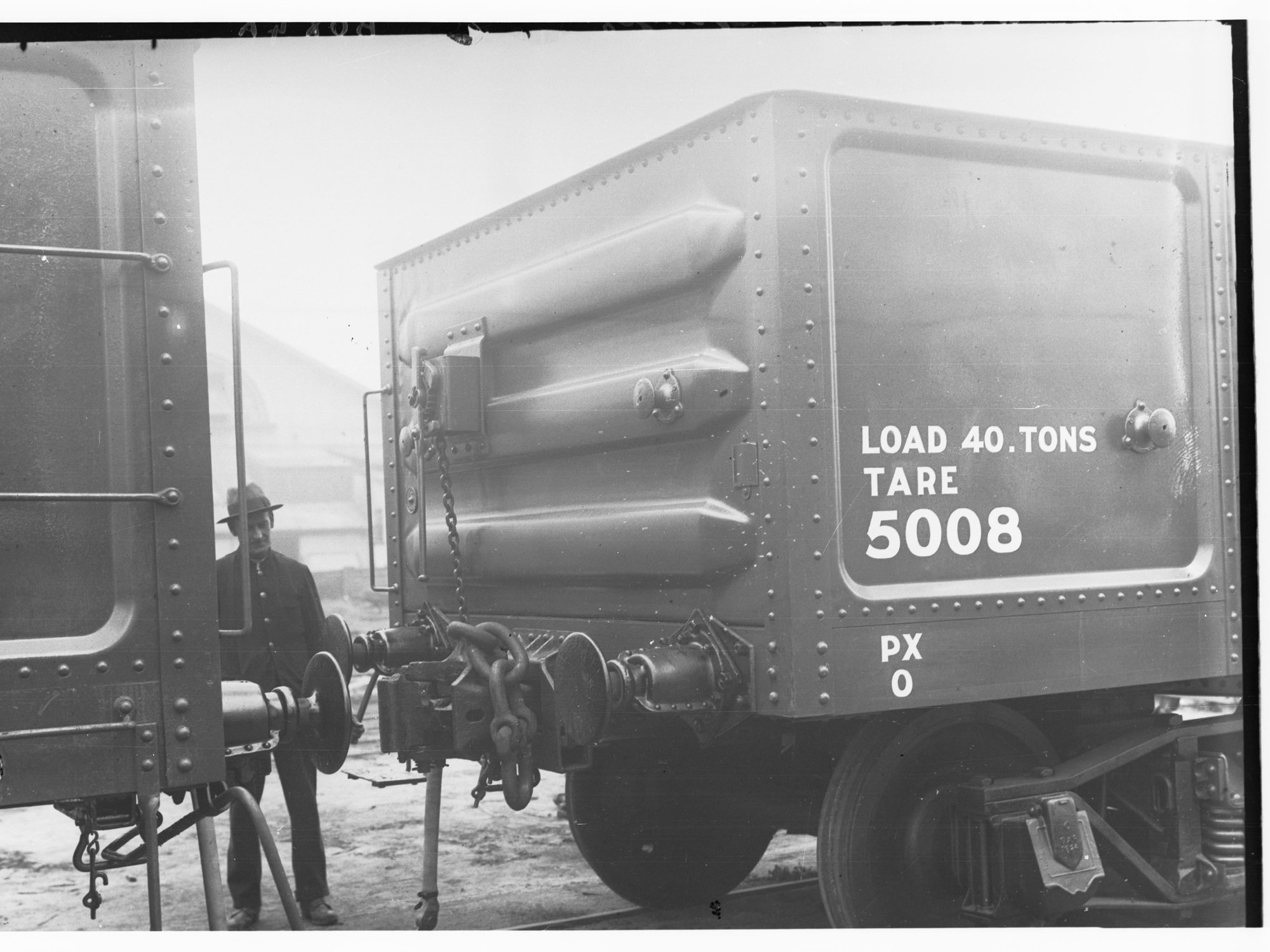 Automatic coupling on rail trucks