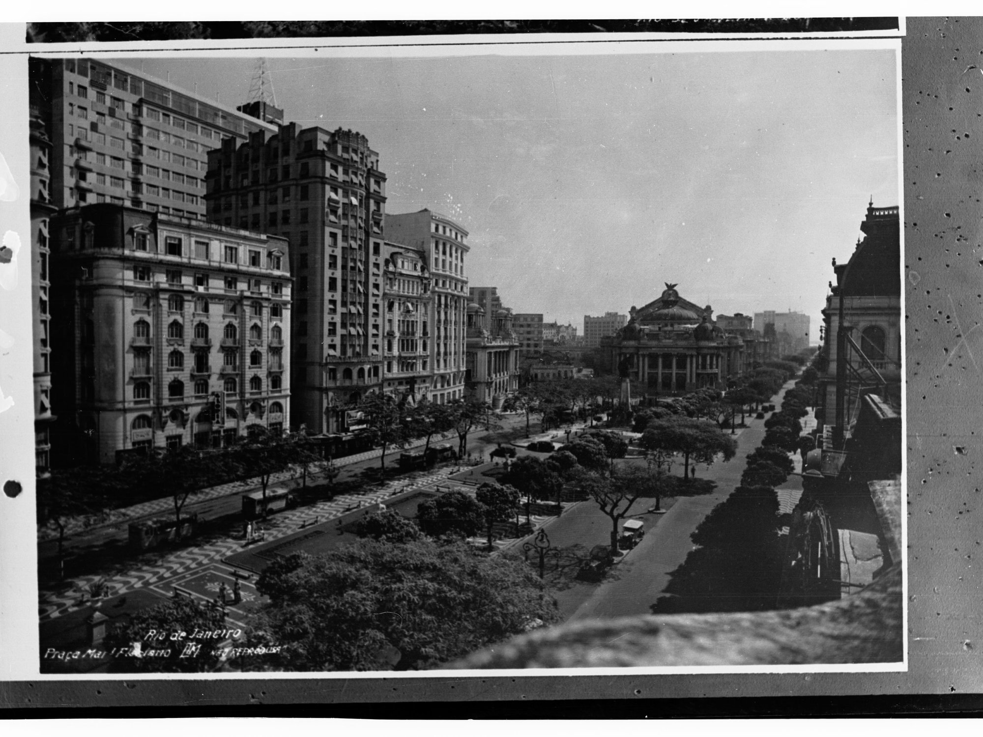 Rio de Janeiro Showing Building and Streets