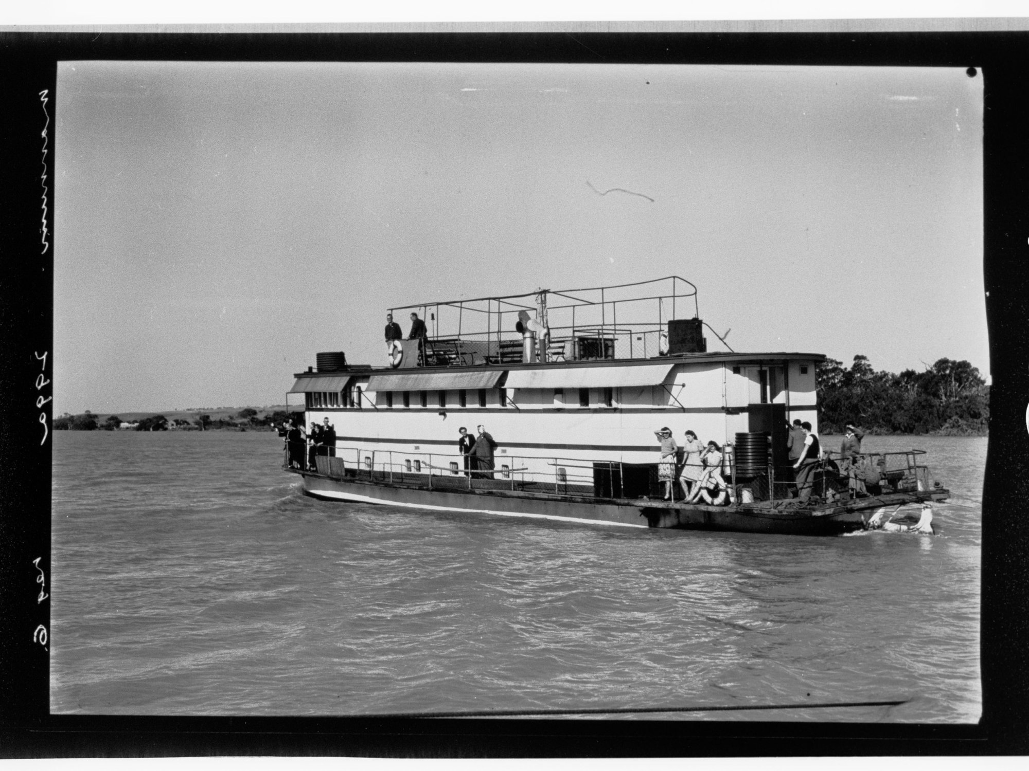 Mannum - boat on river