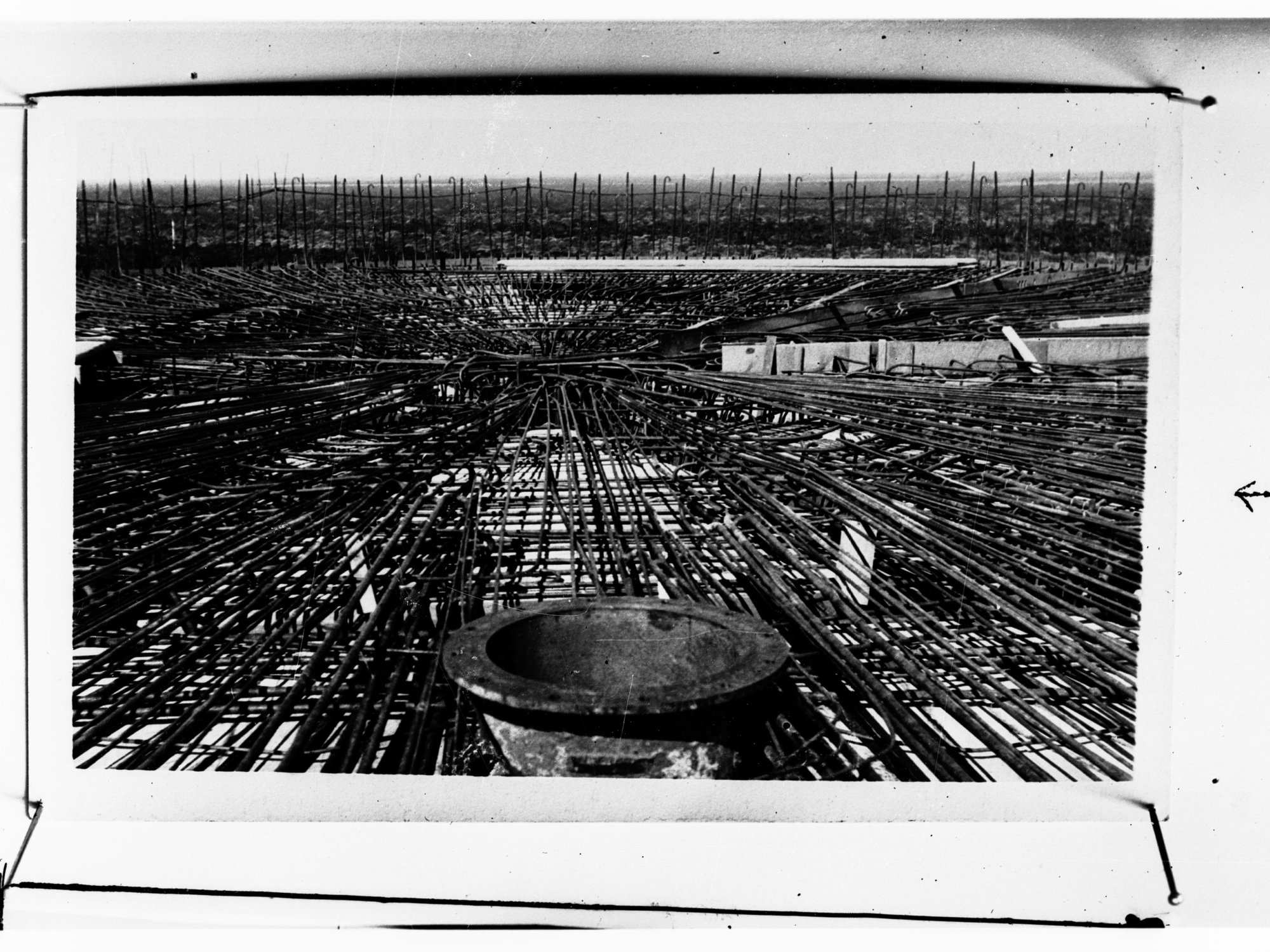 Steel reinforcement for floor of concrete tank