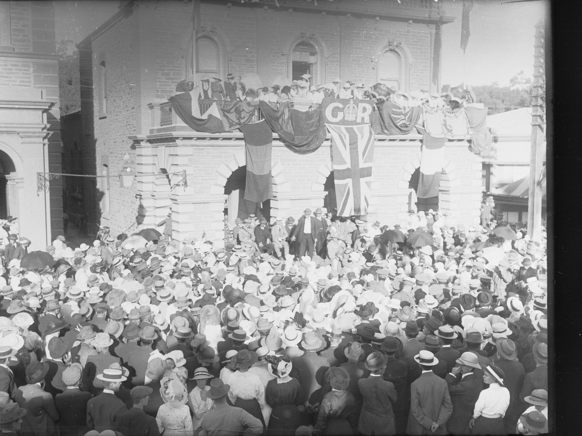 Northern Recruiting Train Tour, crowds gathered in Gawler Street, Gawler