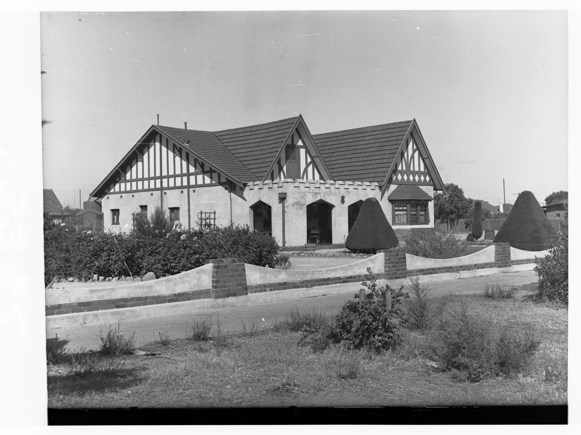 Tourist Bureau showing large house