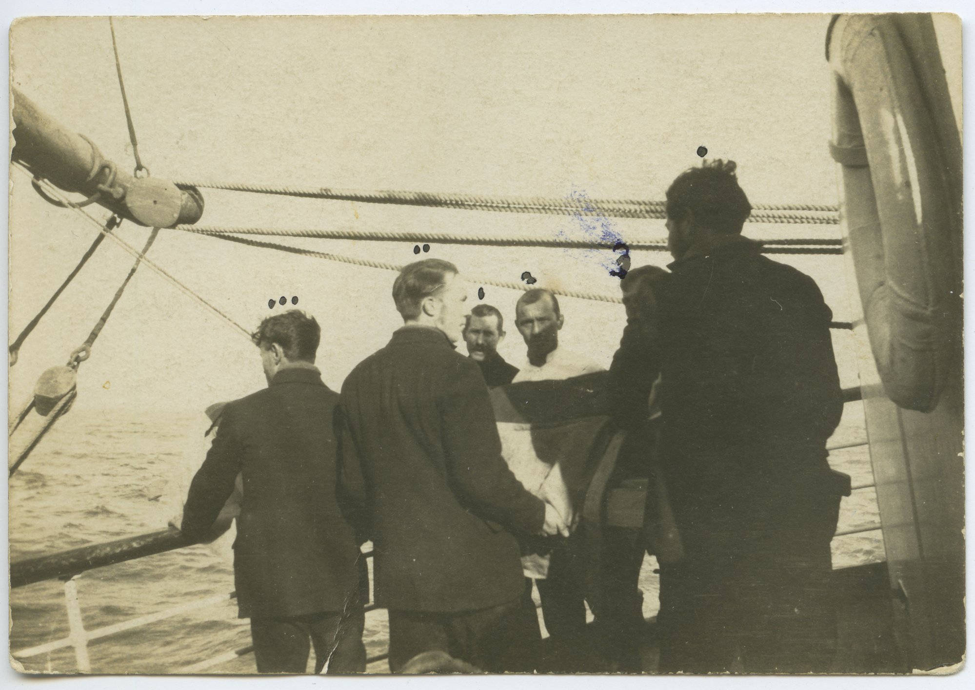 Garthneil crew, burial at sea