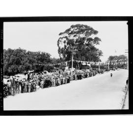Crowds await the start of the Barossa Vintage Festival 