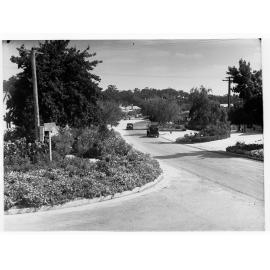 Street in Stirling showing automobiles