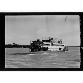 Mannum - boat on river