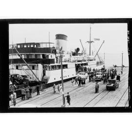 People disembarking from ship "Moonta"