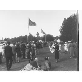 Crowds on banks of River Torrens