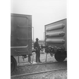 Automatic coupling on rail trucks