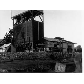 Buildings on bank of River Murray at Mannum