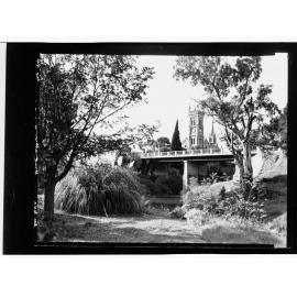 Strathalbyn - church behind bridge.
