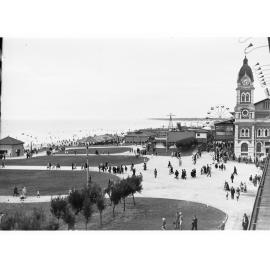 Glenelg foreshore - shows crowds and amusement park