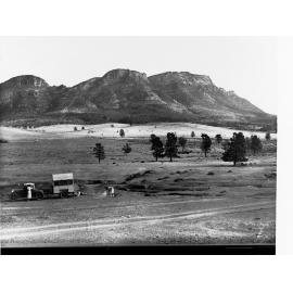 Flinders Ranges showing campers about to set up campsite