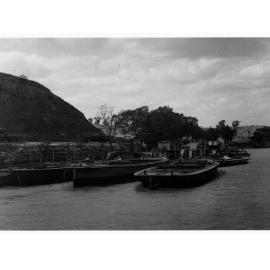 Morgan showing barges on the river