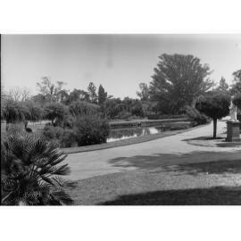 Botanic Gardens showing walkway and people