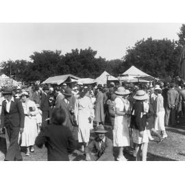 Henley on Torrens showing crowds